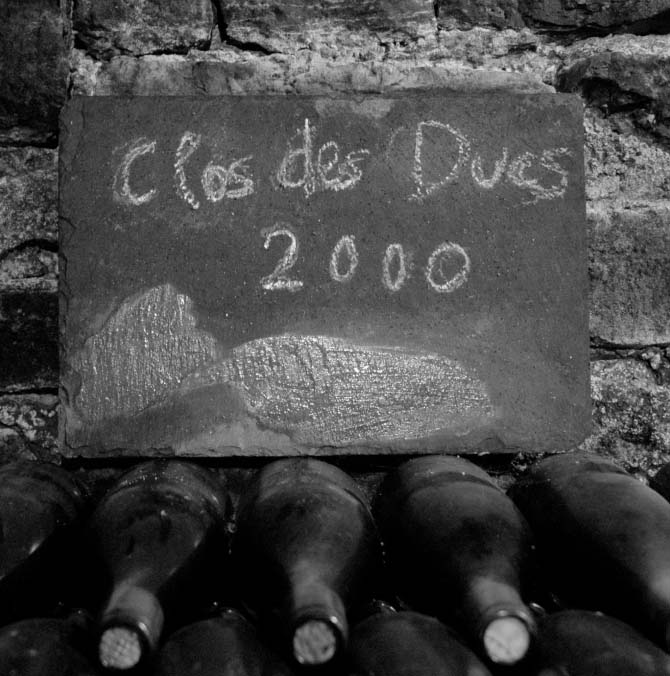writing saying clos des dues 2000 on a chalk board